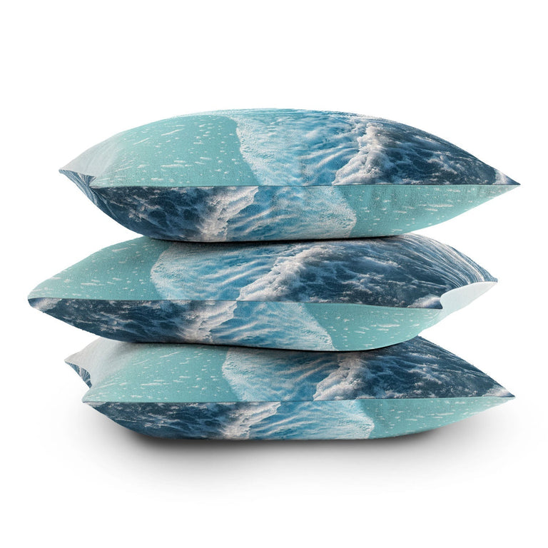 SOFT TURQUOISE OCEAN DREAM WAVES THROW PILLOW