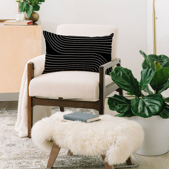 MINIMAL LINE CURVATURE BLACK THROW PILLOW