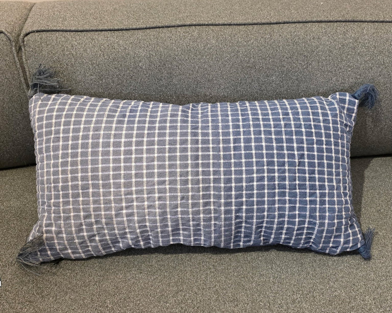 WOVEN COTTON LUMBAR PILLOW WITH TASSELS