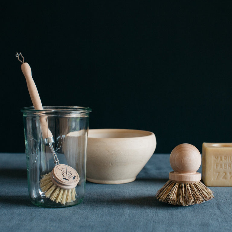 ANDREE JARDIN HANDLED DISH BRUSH | TABLETOP : KITCHEN : STORAGE & ORGANIZATION