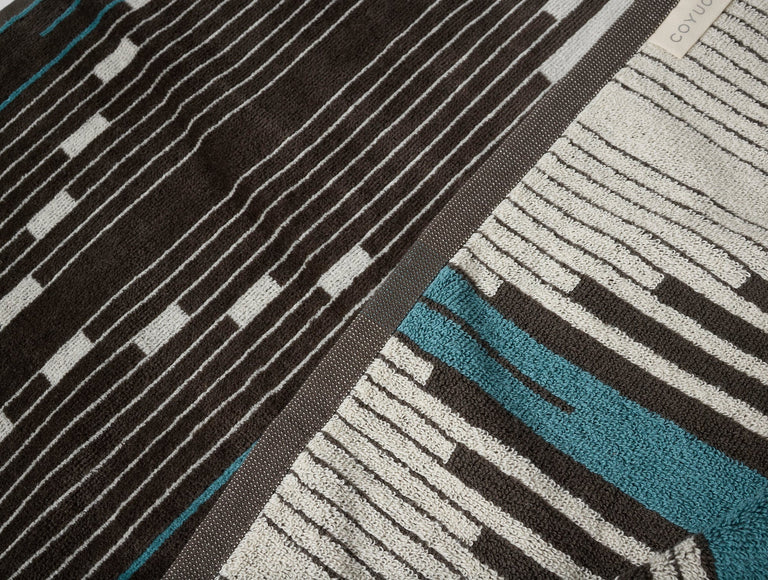 MORELIA ORGANIC BEACH TOWEL | Dark beach towel with graphic pattern
