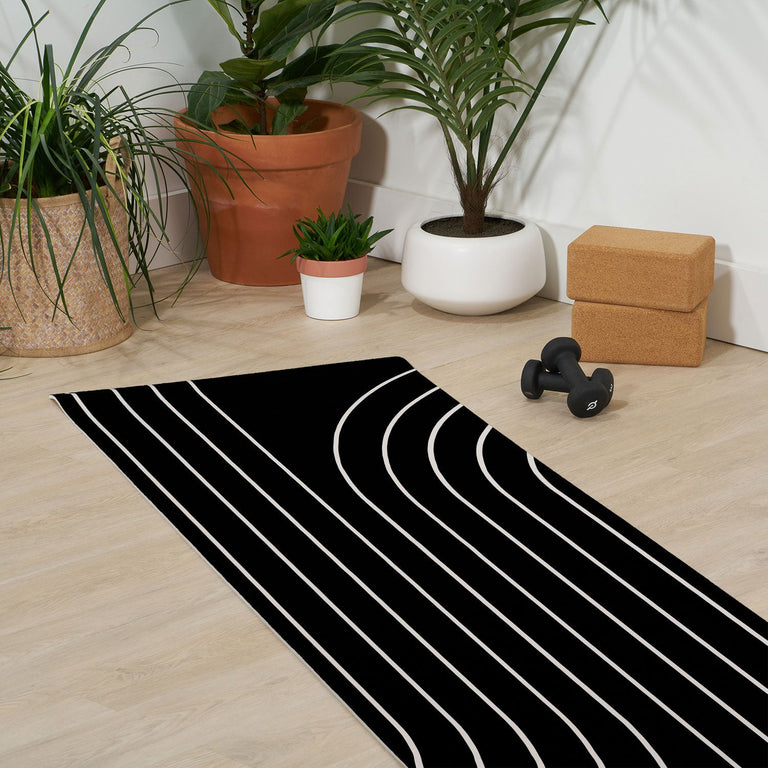 Minimal Line Curvature Black Yoga Mat